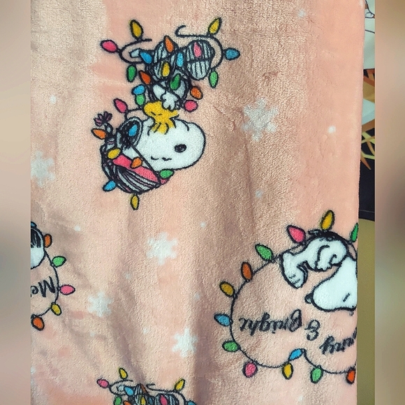 NWT Snoopy Soft Pink Holiday Fleece Throw Blanket - Picture 3 of 4